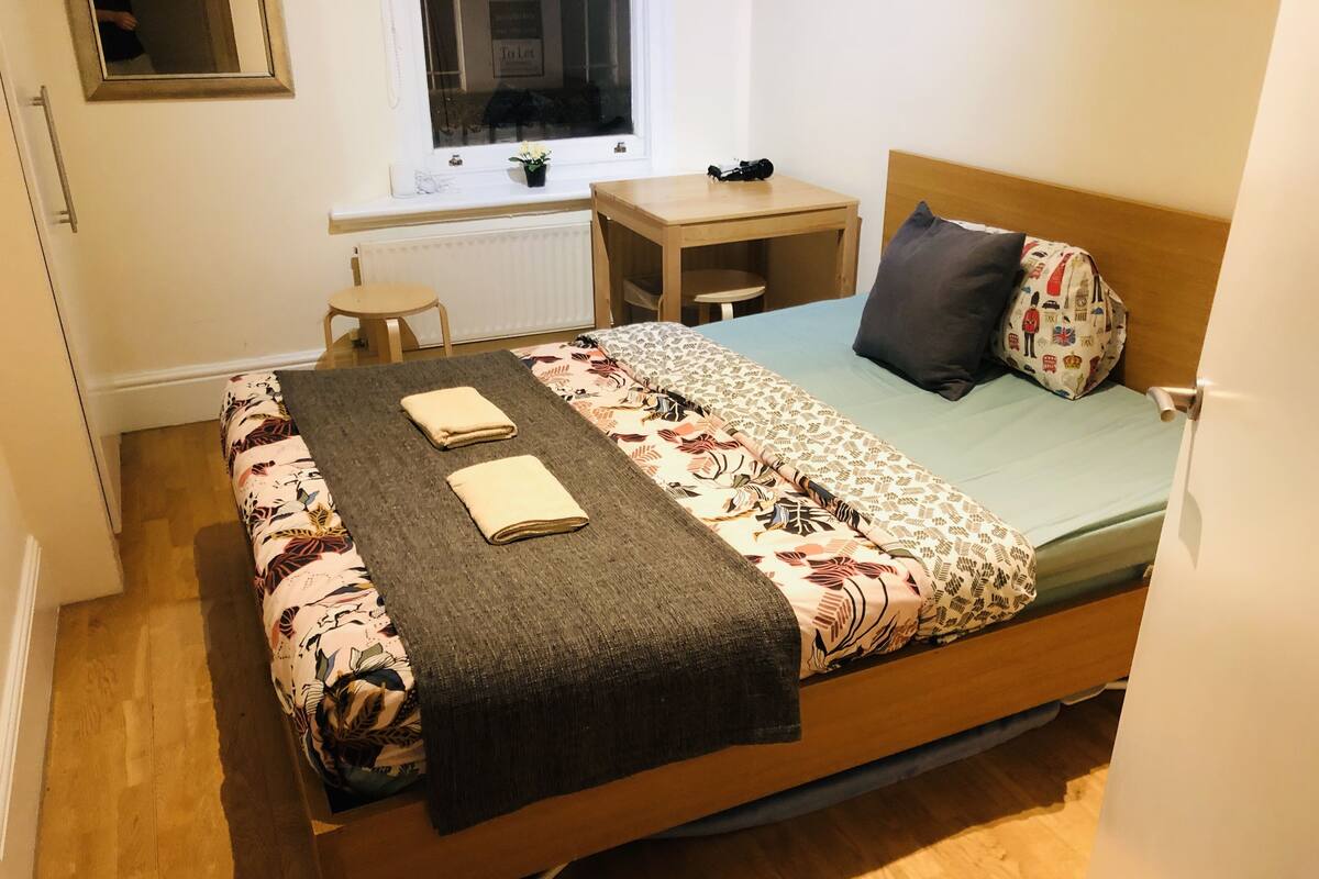 City Apartment | 3 bedrooms, iron/ironing board, WiFi (free), bed sheets