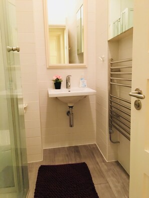 Appartement de base | Salle de bain | Ensemble baignoire-douche, séchoir à cheveux, serviettes fournies, savon