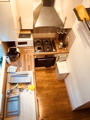 经济公寓 | 私人厨房 | 大冰箱、微波炉、烤箱、炉灶