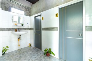 Shower, rainfall showerhead, free toiletries, towels - CS Klongtoey Grand Resort (Hat Yai)