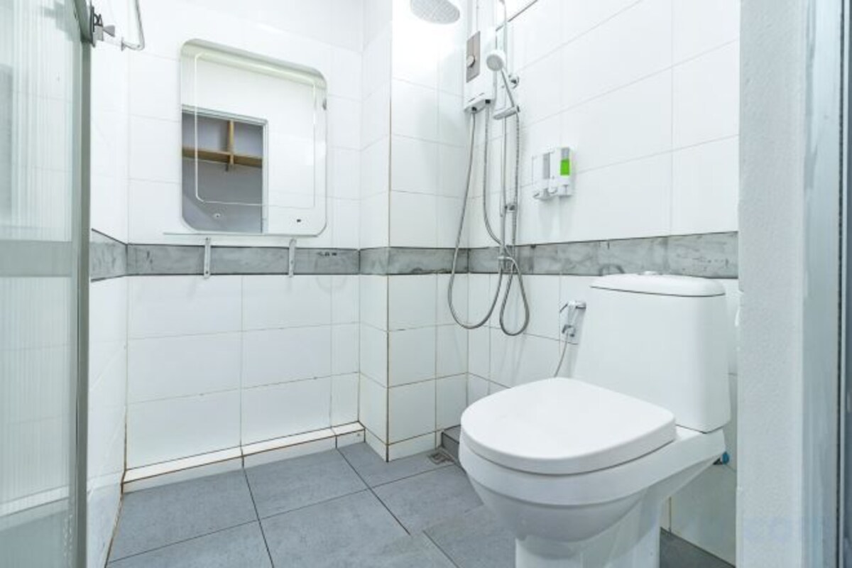 Kamar mandi | Shower, pancuran hujan, perlengkapan mandi gratis, dan handuk
