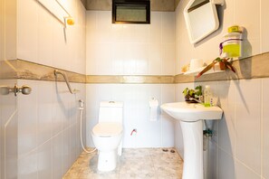 A bathroom with a toilet, sink, and shower. - CS Klongtoey Grand Resort (Hat Yai)