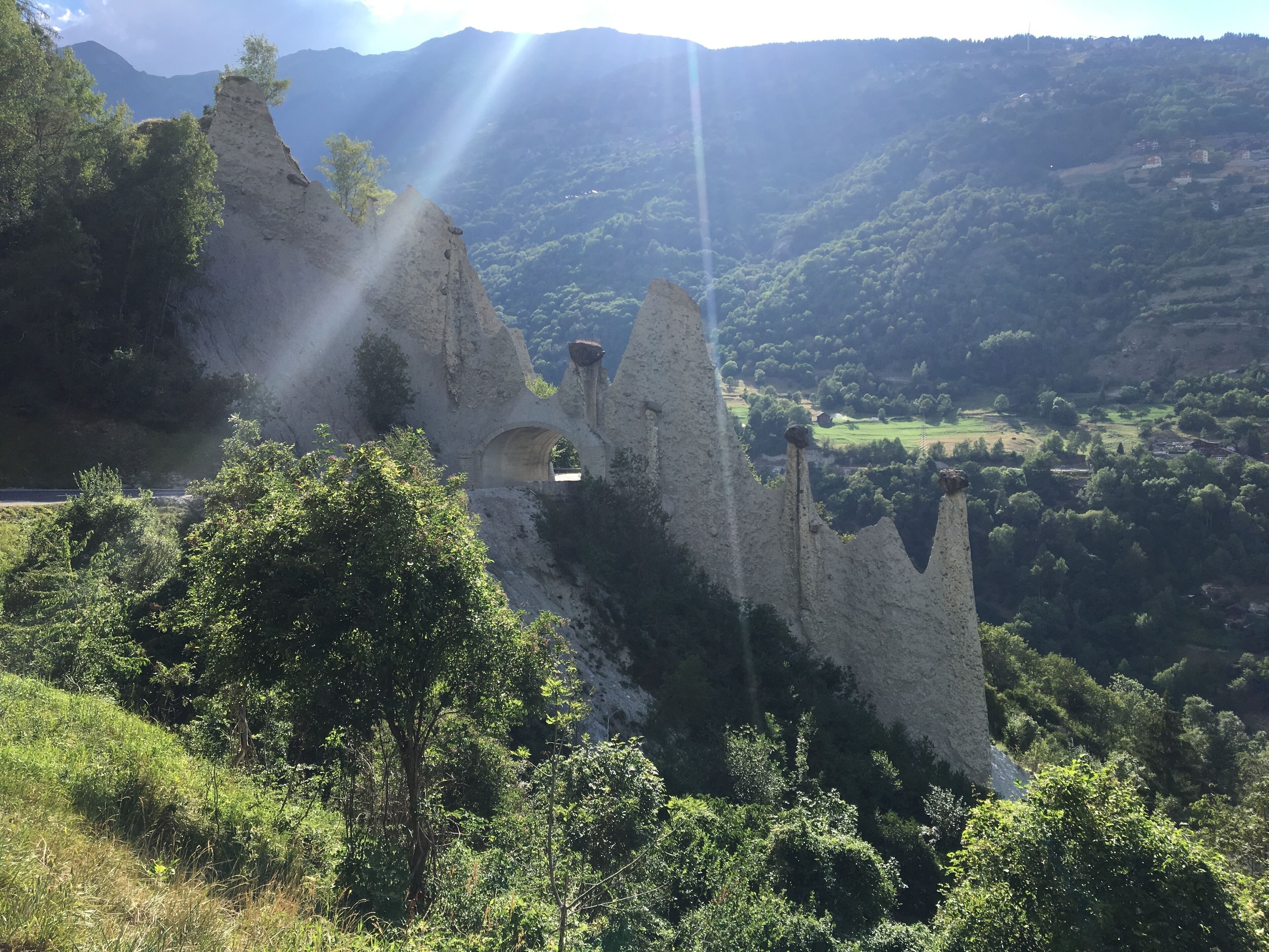 Paesaggio naturale con una formazione rocciosa e un ponte.