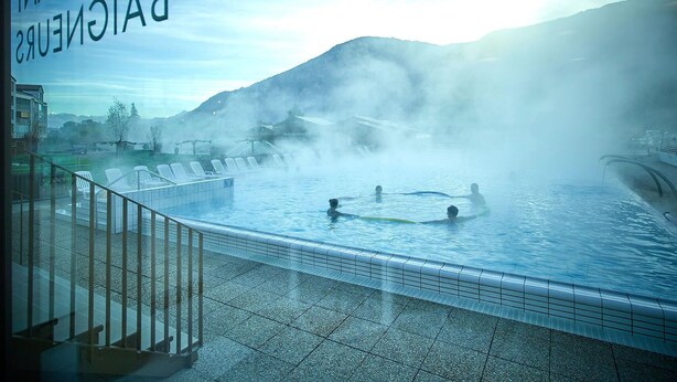 A hot spring bath area with a view of mountains and a clear sky. - IRIS Apartment "Vacation Rental in Veysonnaz, 4 Valleys" (Veysonnaz)