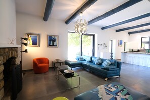 Téléviseur, foyer, table de baby-foot, table de ping-pong