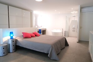 6 bedrooms, iron/ironing board, travel cot, free WiFi