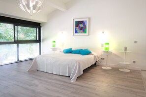 6 chambres, fer et planche à repasser, lit de bébé portatif