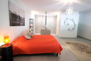 6 bedrooms, iron/ironing board, travel crib, free WiFi