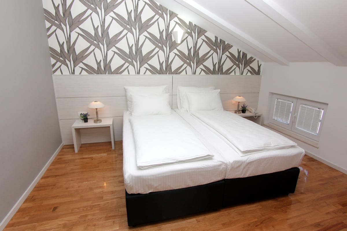 Premium bedding, minibar, free WiFi, bed sheets
