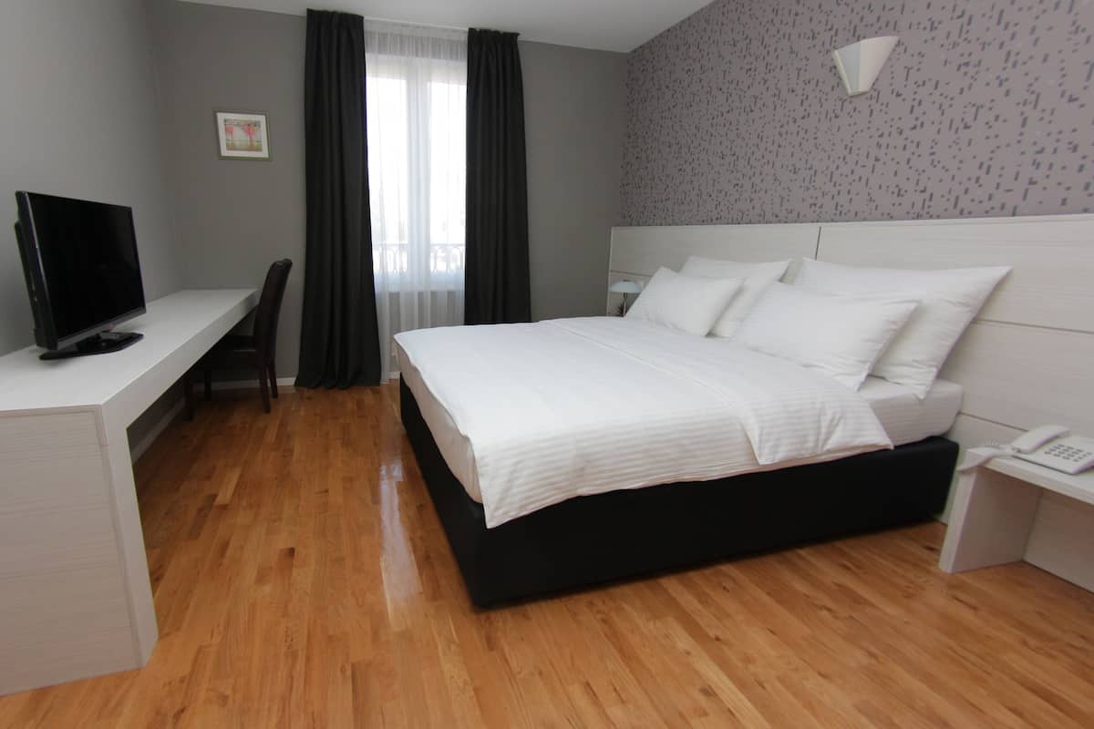 Double Room | Premium bedding, minibar, free WiFi, bed sheets