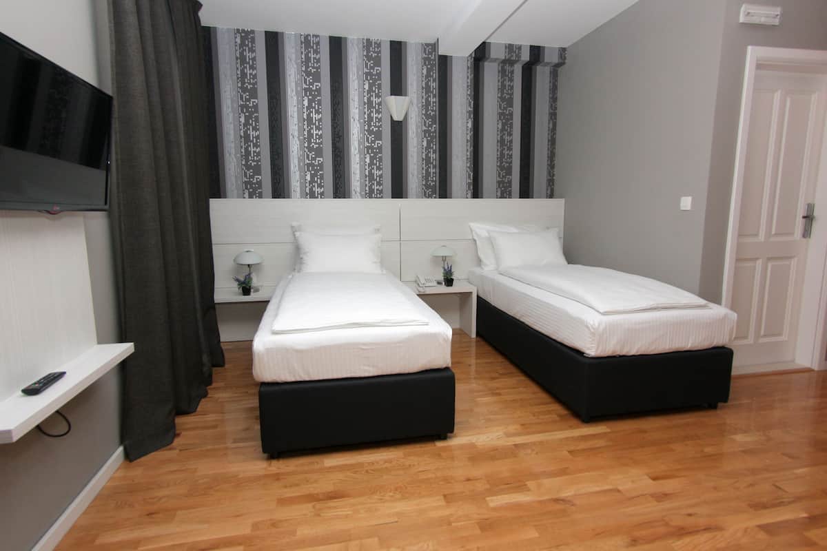 Premium bedding, minibar, free WiFi, bed sheets