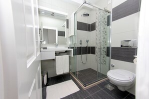 Triple Room | Bathroom | Shower, rainfall showerhead, free toiletries, hair dryer - Hotel Villa Milas (Mostar)