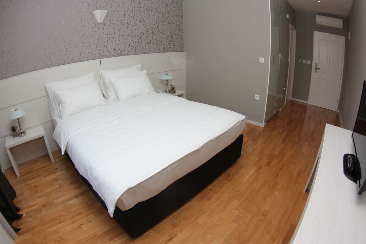 Premium bedding, minibar, free WiFi, bed sheets