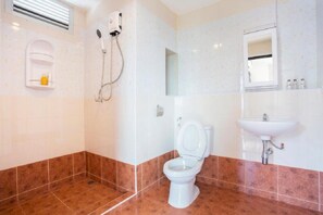 Dusche, kostenlose Toilettenartikel, Haartrockner, Handtücher