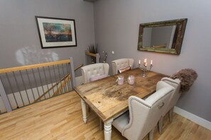 Apartment | Essbereich im Zimmer