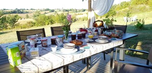 Daily continental breakfast (EUR 7.50 per person)