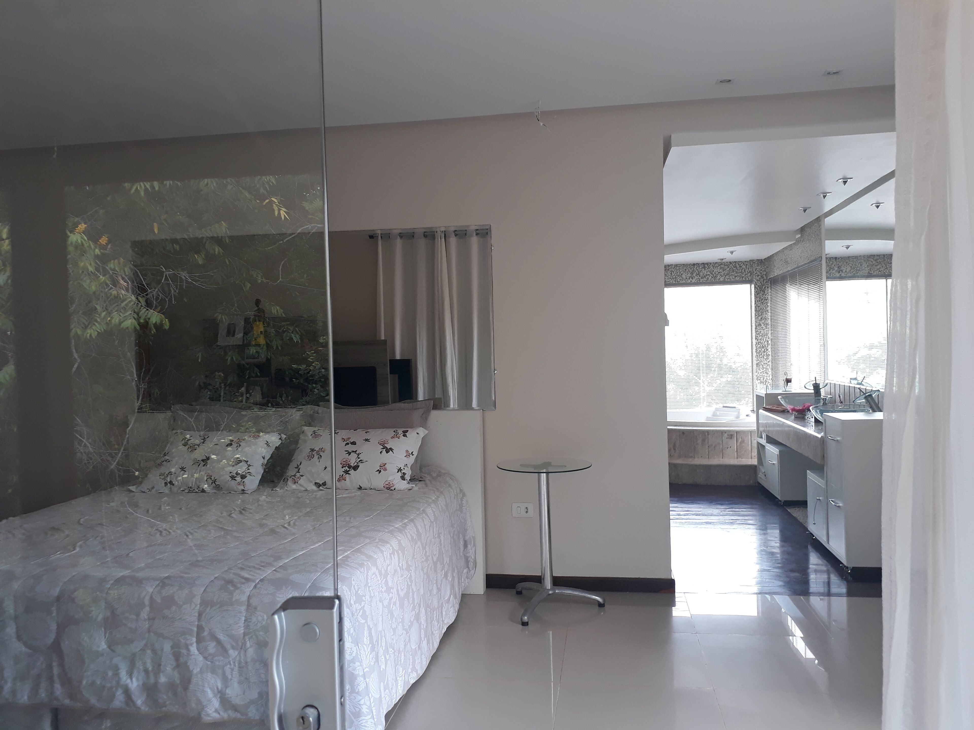 4 habitaciones, tabla de planchar con plancha, wifi y ropa de cama 