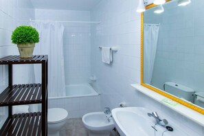 Een haardroger, handdoeken