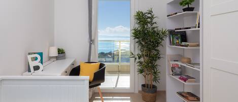 Leilighet, sjøutsikt | 2 soverom, safe på rommet, strykejern/-brett og wi-fi (inkludert)