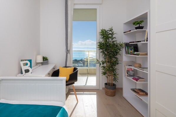2 bedrooms, in-room safe, iron/ironing board, free WiFi