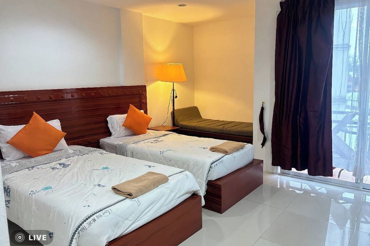 Deluxe Twin Room | Desk, free WiFi