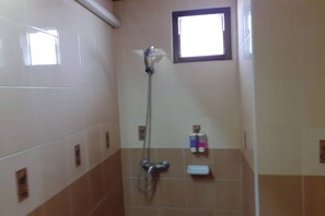 Shower, free toiletries, towels - Praew Mansion (Kamala)