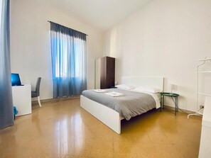 Bureau, espace de travail pour ordinateur portable