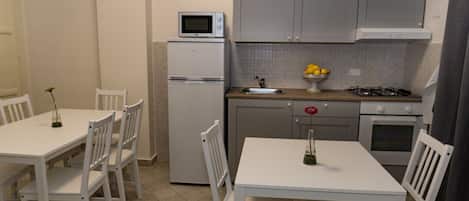 Apartemen, 3 kamar tidur | Dapur pribadi | Lemari es besar, microwave di ruangan umum, dan kompor