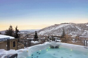 Outdoor spa tub - The Lowell House | Ski In Out, Walk to Main Street (Park City)