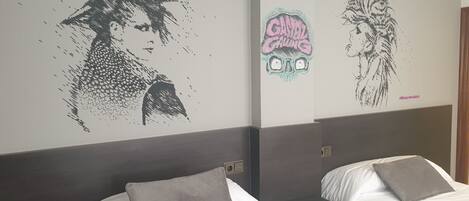 Decoración personalizada, wifi gratis y ropa de cama