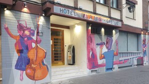 A hotel with a mural of musicians on the exterior wall. - Hotel Arts-Gasteiz (Vitoria-Gasteiz)