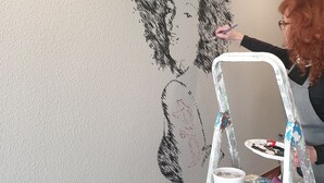 A person painting a portrait on a wall. - Hotel Arts-Gasteiz (Vitoria-Gasteiz)