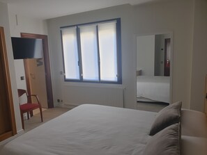 Double Room | Individually decorated, free WiFi, bed sheets - Hotel Arts-Gasteiz (Vitoria-Gasteiz)
