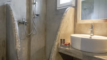 Douche, douche à « effet pluie », articles de toilette gratuits