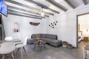 Apartamento superior (For 4) | Área de estar | TV de tela plana