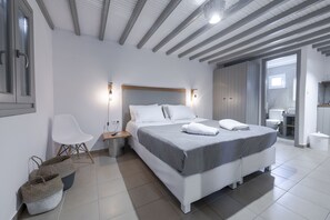 Suíte estúdio superior | Cofres nos quartos, escrivaninha, espaço de trabalho para notebook