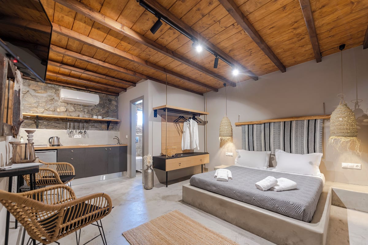 Superior Room | 1 bedroom, in-room safe, desk, laptop workspace