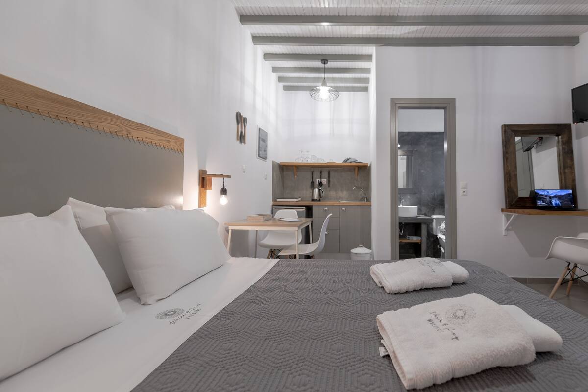 Superior Studio Suite | 1 bedroom, in-room safe, desk, laptop workspace