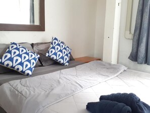 Double or Twin Room | Free WiFi - Sleep with you Hostel (Chiang Mai)