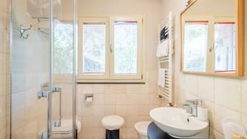 Doppia Deluxe | Bagno | Doccia, soffione a pioggia, set di cortesia gratuito, asciugacapelli