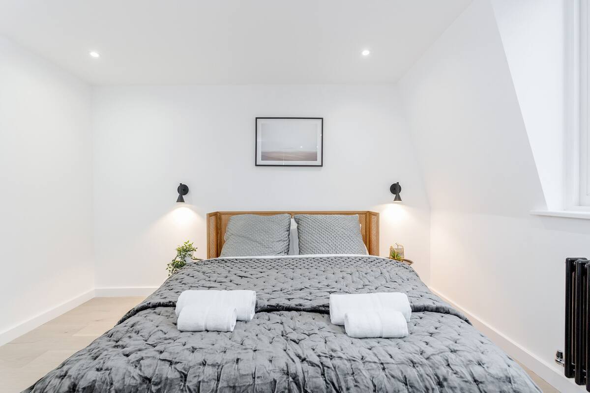 1 bedroom, Egyptian cotton sheets, premium bedding, memory-foam beds
