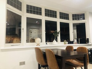 Newly Built 1 Bedroom Apartment near Liverpool St. | In-room dining