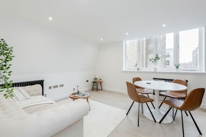Interior - Perfect Holiday Escape - 1 and 2 Bedroom Deluxe Apartments at Liverpool Street (London)