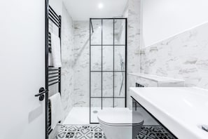 Stunning 2 Bed Apt close to Liverpool St. Station | Bathroom shower