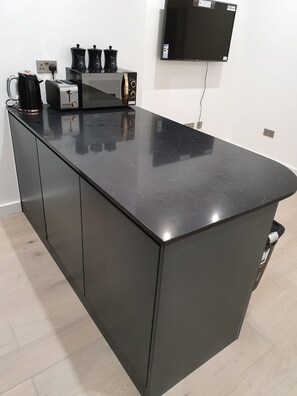 Perfect Holiday Escape! 1 Bed Apt at Liverpool St. | Private kitchenette