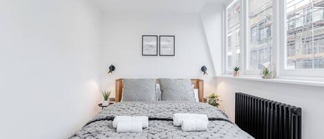 Newly Built 1 Bedroom Apartment near Liverpool St. | Egyptian cotton sheets, premium bedding, memory foam beds