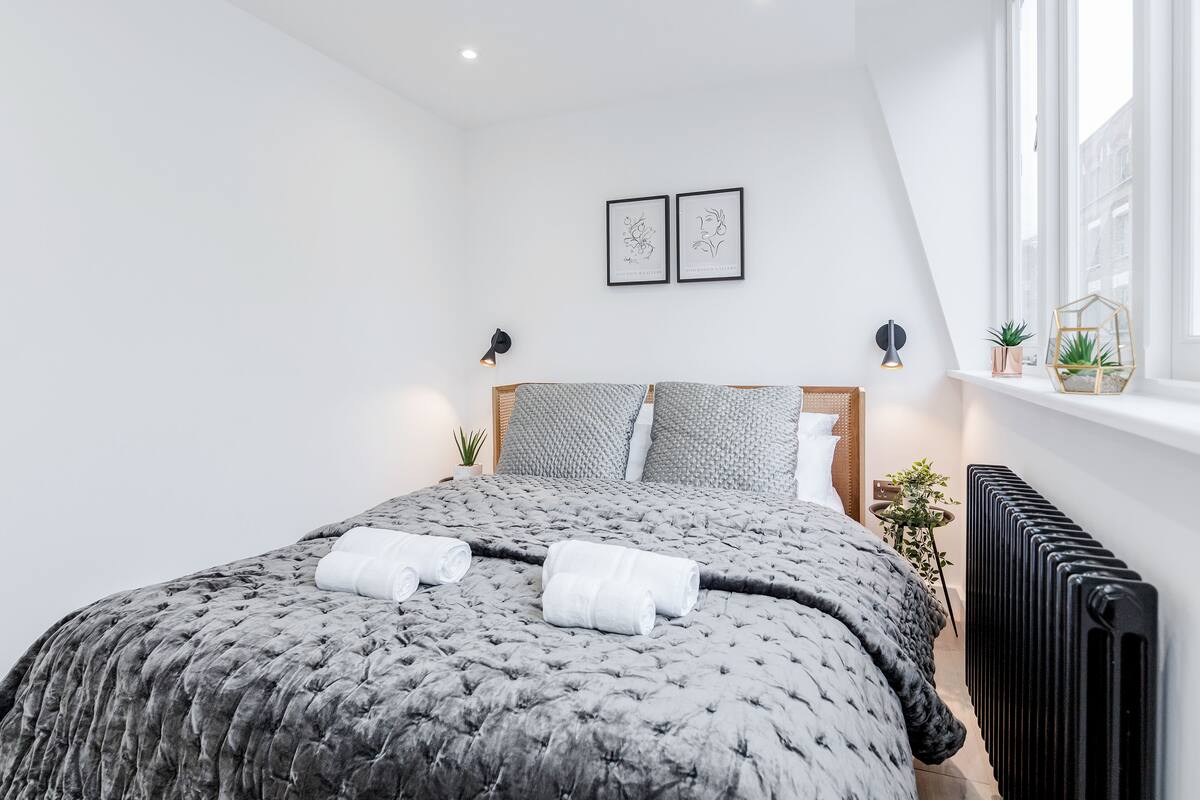 1 bedroom, Egyptian cotton sheets, premium bedding, memory-foam beds