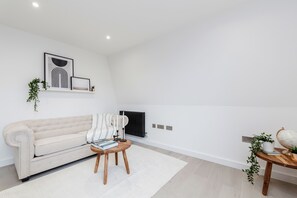 Living area - Perfect Holiday Escape - 1 and 2 Bedroom Deluxe Apartments at Liverpool Street (London)