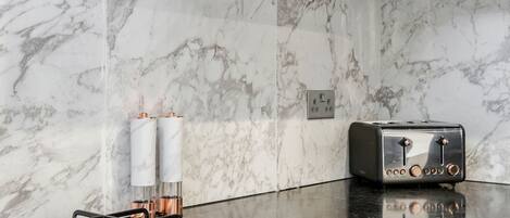 豪華公寓, 1 間臥室 (Flat 2) | 私人小型廚房 | 大型冰箱、微波爐、烤箱、爐台