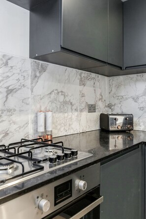 Private kitchenette - Perfect Holiday Escape - 1 and 2 Bedroom Deluxe Apartments at Liverpool Street (London)